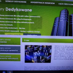 Ekran komputera z otwartą stroną internetową firmy DataHouse.pl, oferującej serwery dedykowane, kolokację i administrację serwerów. Widoczne menu z opcjami konfiguracji serwerów oraz informacje...