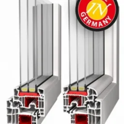Przekrój dwóch okien PCV z widocznymi komorami, uszczelkami i szybami zespolonymi. Na jednym z okien naklejka 'MADE IN GERMANY'.