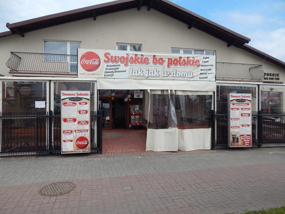 Fasada lokalu gastronomicznego w Mielnie z menu 'Domowe Jedzenie', szyld 'Swojskie bo polskie' i reklama Coca-Coli.