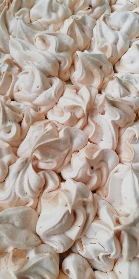 Gęsty układ beżowych bezików z delikatnymi brązowymi akcentami, tworzących apetyczną teksturę i wzór.