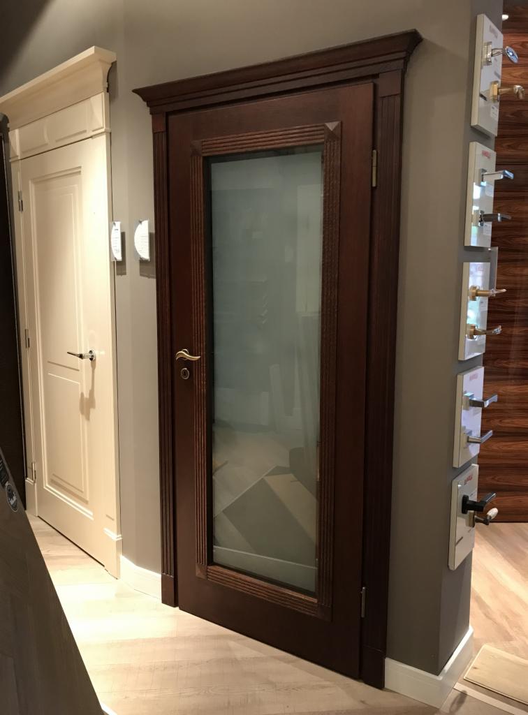 drzwi stylizowane , ościeżnica ozdobna , ekspozycja Hoton