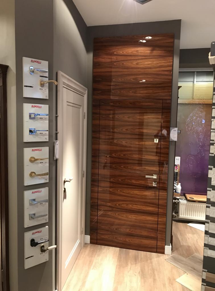 ST01 , drzwi płaskie , z panelem , fornir Palisander Santos w polysku , kontynuacja forniru , ekspozycja Hoton