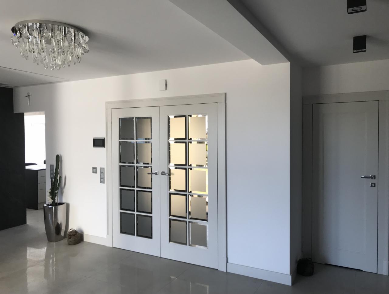 drzwi podwójne , szyba fazowana , listwa podlogowa mdf wg LPC 20 , ral 9003, realizacja Hoton