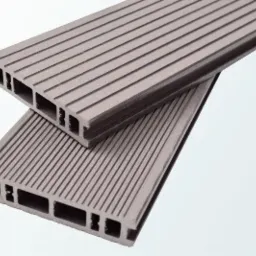 Dwie deski kompozytowe ryflowane, w kolorze szarym, z widocznym przekrojem wewnętrznym z pustymi przestrzeniami, ułożone jedna na drugiej.