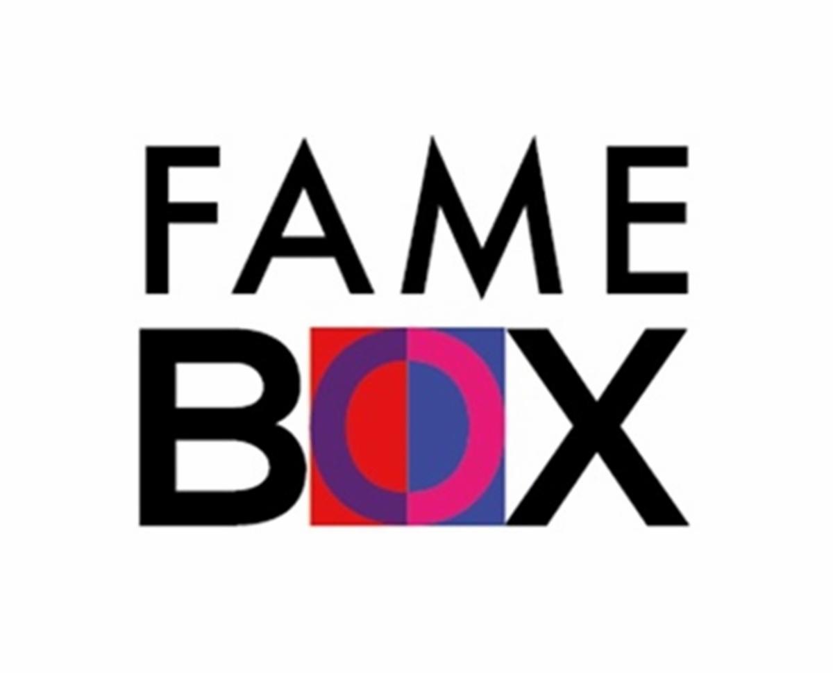 Logo 'FAME BOX' z czarnym tekstem i kwadratem z abstrakcyjnym wzorem w kolorach czerwonym, fioletowym i niebieskim na białym tle.