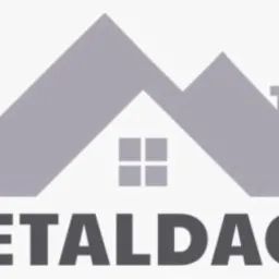 Szare logo firmy DETALDACH przedstawiające uproszczony zarys dachu z kominem i oknem na białym tle.