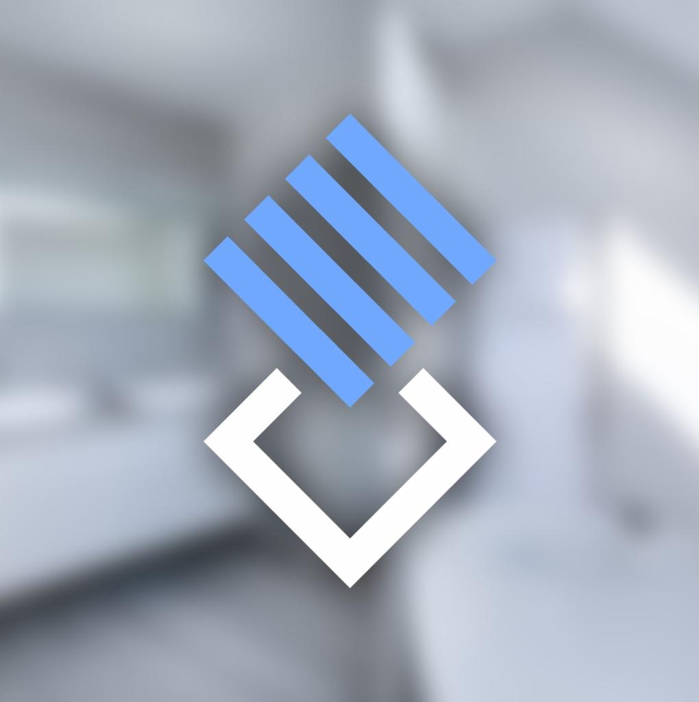 Abstrakcyjne logo firmy remontowej: trzy niebieskie paski nad białym kwadratem bez górnej krawędzi, na rozmytym tle wnętrza.