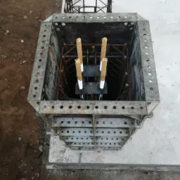 Metalowa forma szalunkowa zbrojona stalowymi prętami przygotowana do zalania betonem, widok z góry.