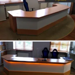 Recepcja z blatem drewnianym i podświetleniem LED, widoczna z dw&oacute;ch perspektyw, na podłodze okrągły dywan dopasowany do kształtu lady.