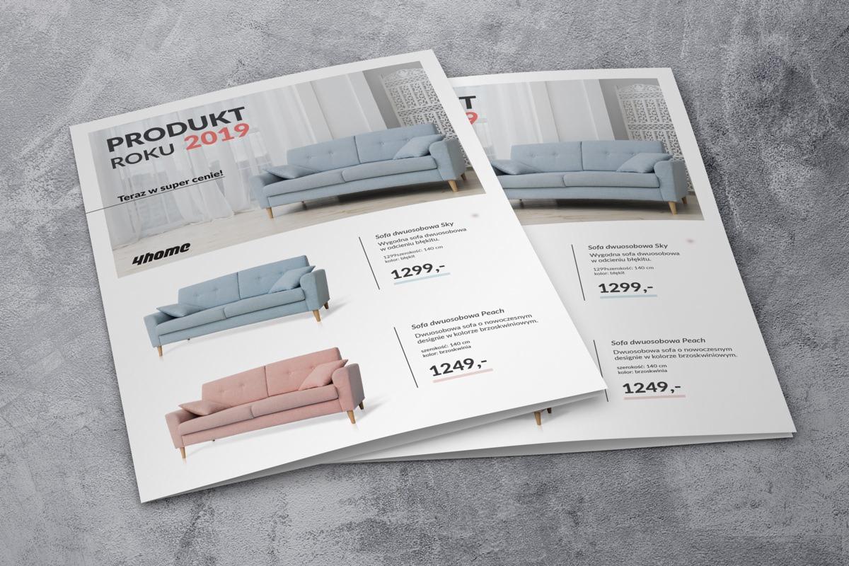 Dwie otwarte strony katalogu produktowego z sofami dwuosobowymi w odcieniach błękitu i brzoskwini, leżące na szarym tle.