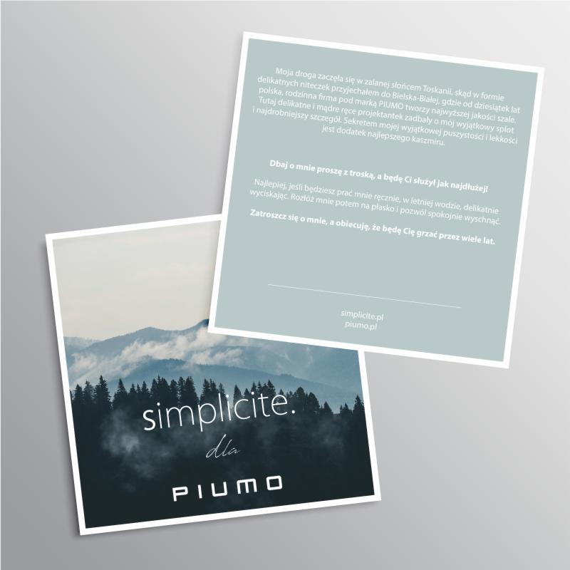 Dwa elementy identyfikacji wizualnej marki PIUMO: ulotka z górskim pejzażem i logo oraz kartka z tekstem o produkcie i wskazówkami dotyczącymi pielęgnacji.