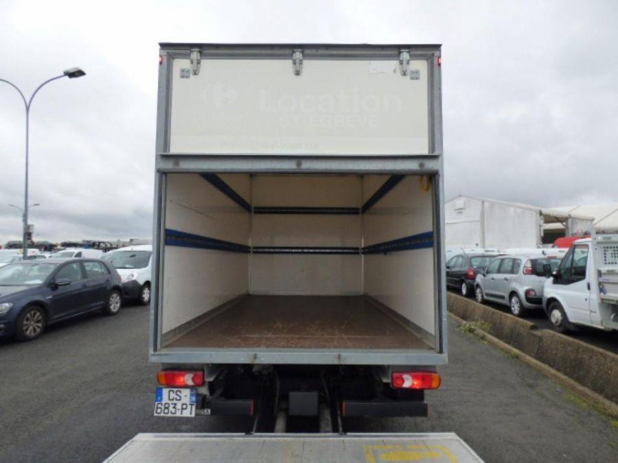 Otwarta pusta przestrzeń ładunkowa wynajętego samochodu dostawczego z logo Carrefour Location St. Egreve, widok z tyłu, tablica rejestracyjna CS-683-PT, zaparkowany na parkingu.