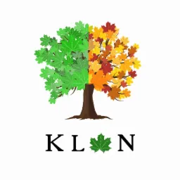 Grafika przedstawia drzewo klon z połową korony w zielonych liściach i drugą połową w kolorach jesieni, poniżej napis KLON z liściem klonu zamiast litery O.