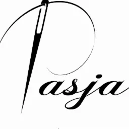 Logo firmy z Konina: stylizowana igła tworząca literę 'P', a pod nią napis 'asja' czarną, ozdobną czcionką.