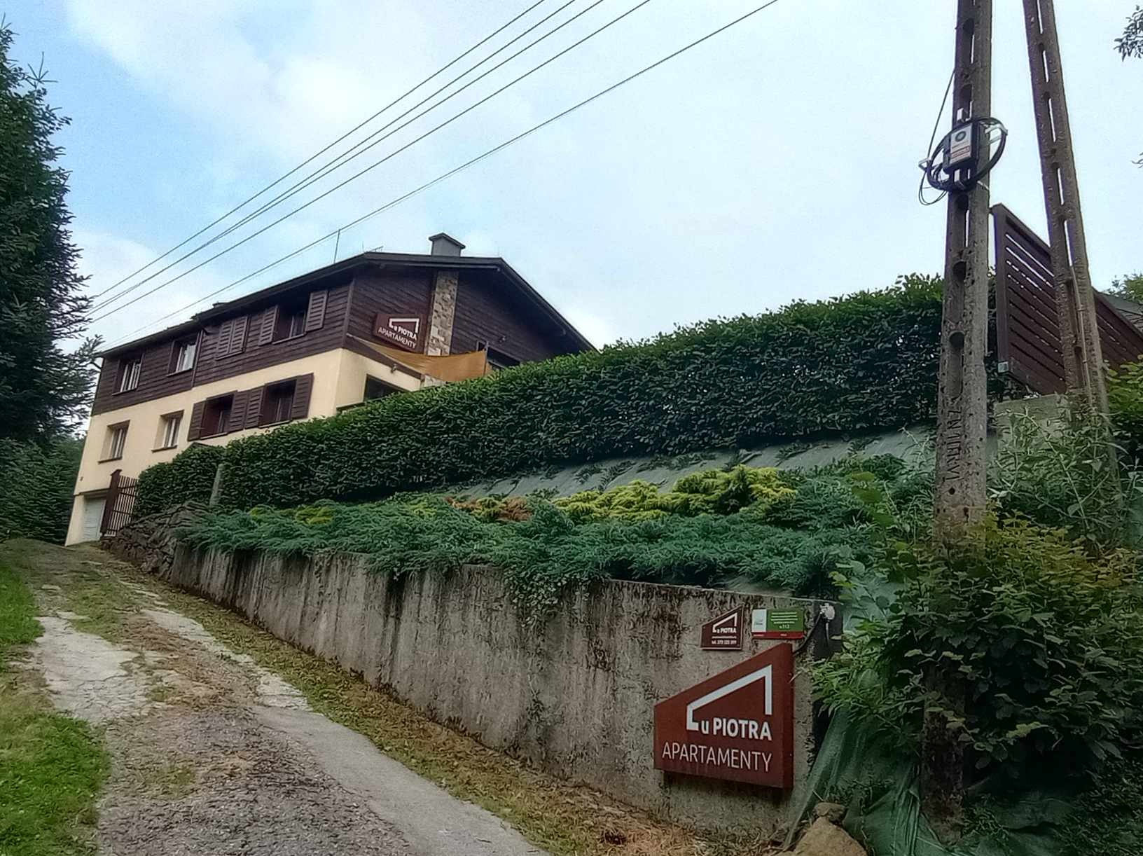 Cięcie żywopłotów na skarpach