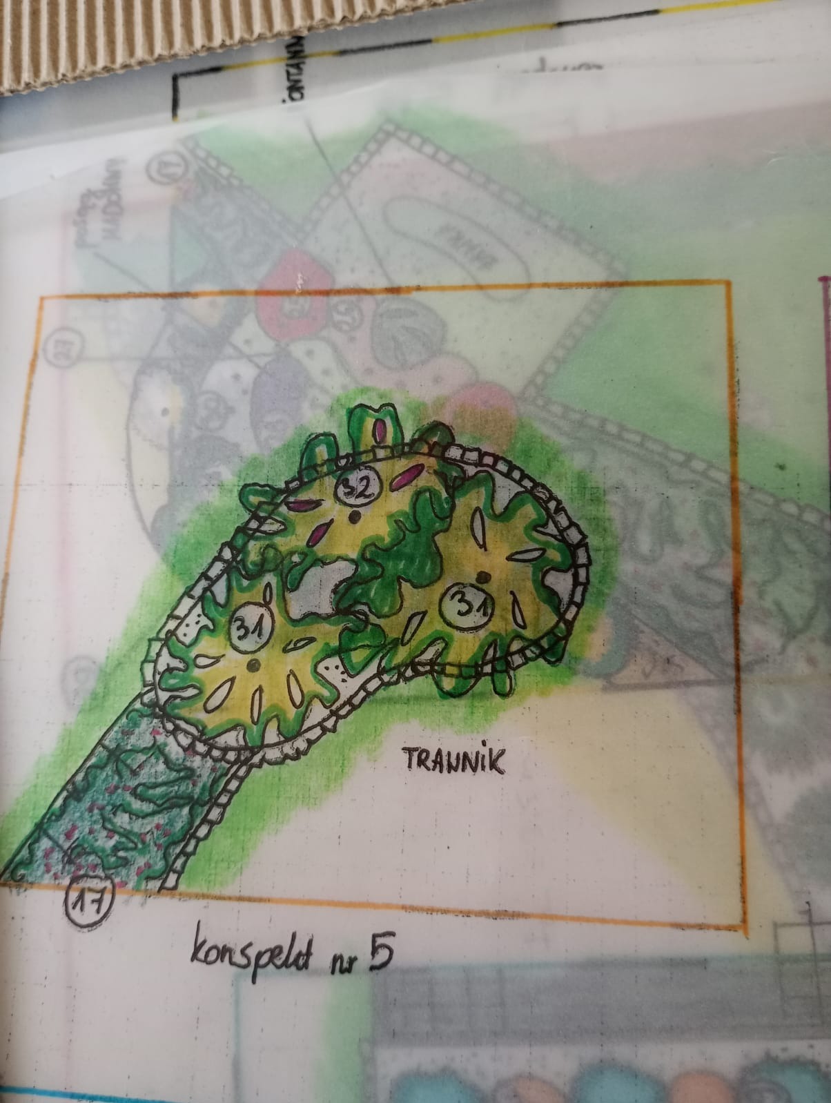 Ręcznie rysowany plan ogrodu z zaznaczonym trawnikiem i elementami zieleni, oznaczonymi numerami i nazwą 'TRAVNIK', widoczne fragmenty innych planów.