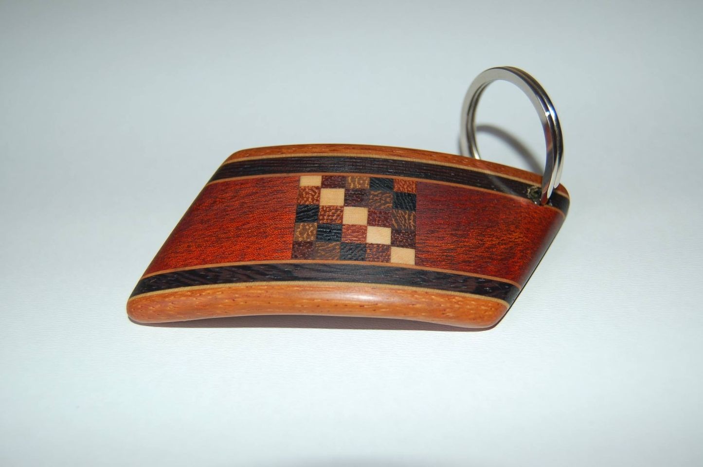 Brelok wykonany techniką intarsji blokowej