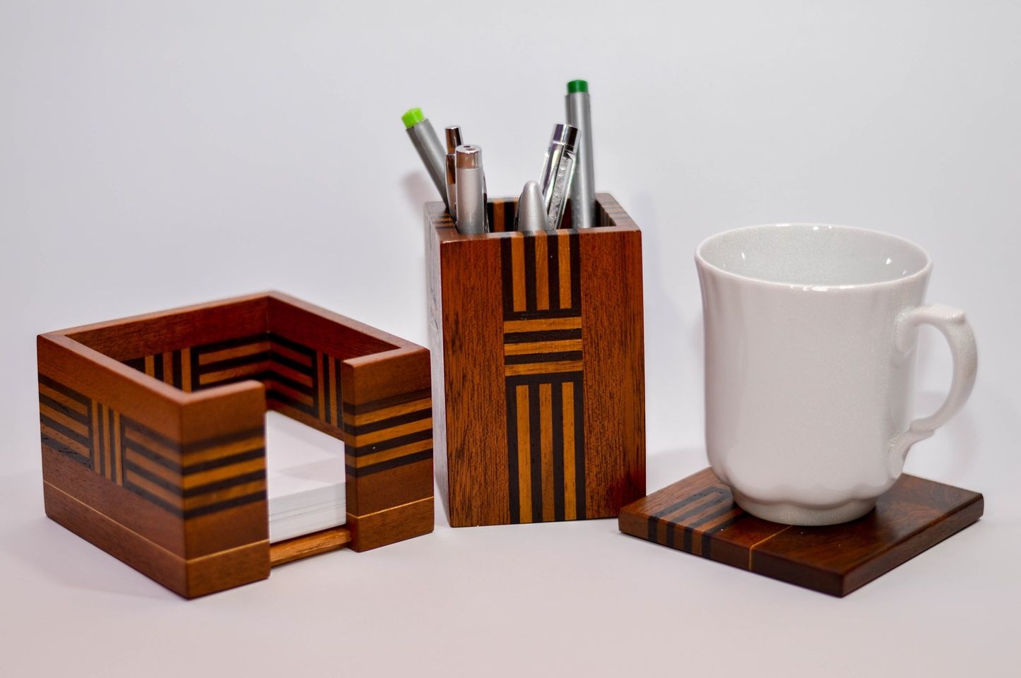 Zestaw na biurko wykonany techniką intarsji blokowej