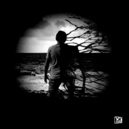 Czarno-białe zdjęcie sylwetki mężczyzny stojącego na brzegu morza, z efektem rozmycia i elementami graficznymi przypominającymi korzenie drzew, tworzącymi surrealistyczny portret.