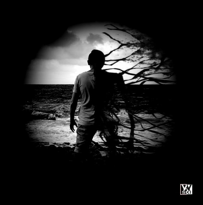 Czarno-białe zdjęcie sylwetki mężczyzny stojącego na brzegu morza, z efektem rozmycia i elementami graficznymi przypominającymi korzenie drzew, tworzącymi surrealistyczny portret.