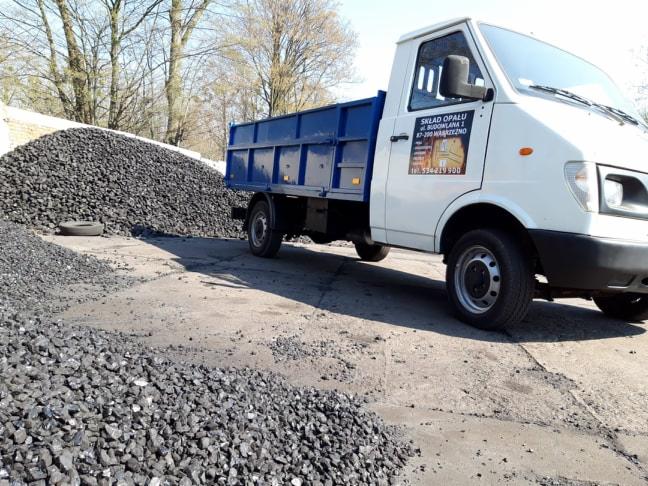 Oferujemy szeroki asortyment węgla z dowozem do domu.
