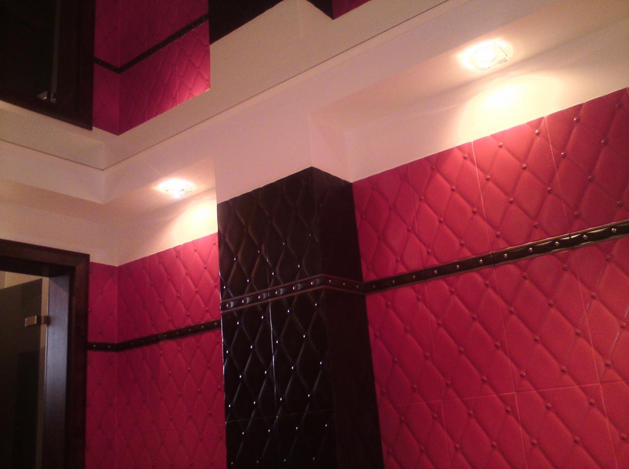 Ściany wykończone czerwoną i czarną, pikowaną glazurą z metalowymi akcentami, oświetlenie sufitowe