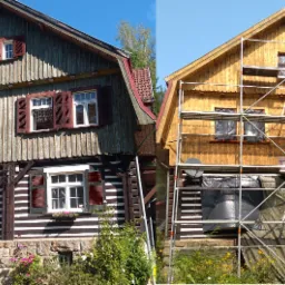 Porównanie połowy drewnianego domu przed i po renowacji elewacji, z widocznymi rusztowaniami i zabezpieczonymi oknami.