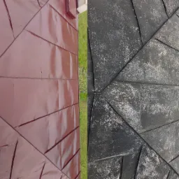 Porównanie stanu dachu przed i po renowacji: połowa dachu z nowym, błyszczącym, bordowym pokryciem metalowym, druga połowa zniszczona, pokryta brudem i mchem, widok z góry.