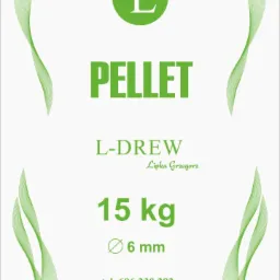 Grafika przedstawiająca opakowanie 15 kg pelletu drzewnego o średnicy 6 mm, z logo firmy L-Drew Lipka Grzegorz i numerem telefonu kontaktowego, ozdobione abstrakcyjnymi zielonymi elementami...