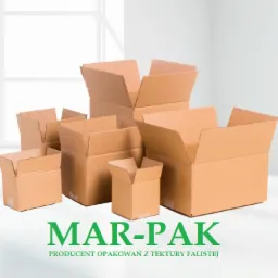 Zestaw brązowych, tekturowych pudełek o różnych rozmiarach, z widocznym logo 'MAR-PAK' na dole, na jasnym tle z oknem w tle.