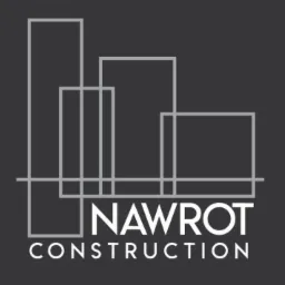 Logo firmy budowlanej Nawrot Construction na ciemnoszarym tle, przedstawiające schematycznie zarys budynków o różnych wysokościach.