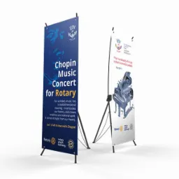 Dwa roll-upy reklamowe na stojakach. Jeden z plakatem promującym koncert muzyki Chopina dla Rotary, drugi z grafiką pianina i hasłem o pięknie muzyki.