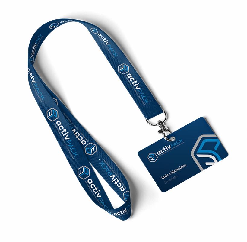 Niebieska smycz z nadrukowanym logo i identyfikator z imieniem i nazwiskiem na białym tle.
