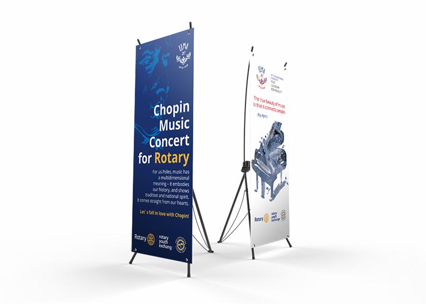 Dwa roll-upy reklamowe na stojakach. Jeden z plakatem promującym koncert muzyki Chopina dla Rotary, drugi z grafiką pianina i hasłem o pięknie muzyki.
