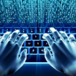 Ilustracja cyfrowa: dłonie nad podświetloną klawiaturą z binarnym kodem w tle, sugerująca programowanie lub cyberbezpieczeństwo.