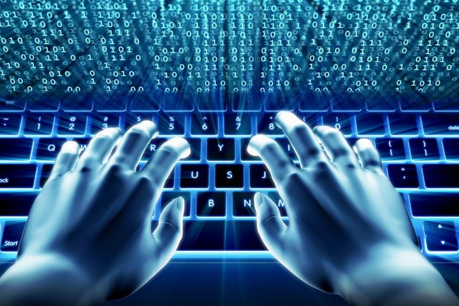 Ilustracja cyfrowa: dłonie nad podświetloną klawiaturą z binarnym kodem w tle, sugerująca programowanie lub cyberbezpieczeństwo.