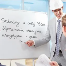 Szkolenie z uprawnień elektrycznych, energetycznych i gazowych, prowadzone w całej Polsce, uczestnicy w kaskach.