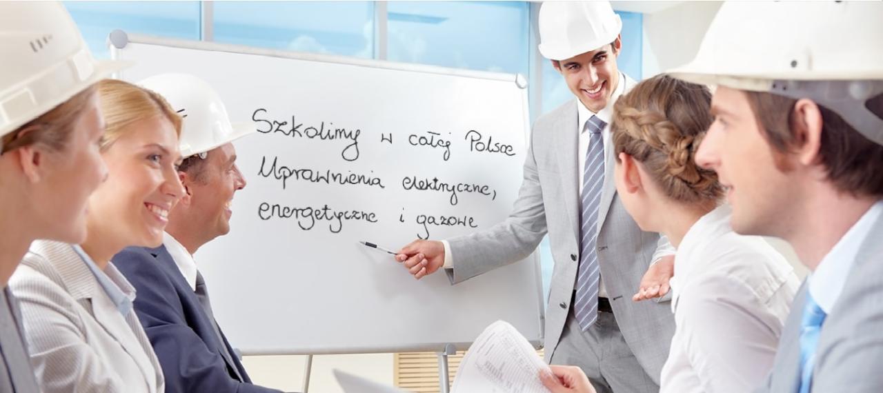 Szkolenie z uprawnień elektrycznych, energetycznych i gazowych, prowadzone w całej Polsce, uczestnicy w kaskach.