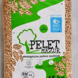 Worek z pelletem drzewnym marki Pelet Mazur, 15 kg, z certyfikatem jakości A1, leżący na szarym podłożu.