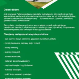 Nowoczesny dom jednorodzinny z panelami słonecznymi na dachu i tarasem z meblami ogrodowymi, widok z zewnątrz w słoneczny dzień.