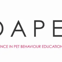 Logo COAPE Polska z hasłem Worldwide Excellence in Pet Behaviour Education, stylizowane sylwetki psa i kota w szaro-różowo-niebieskiej kolorystyce.