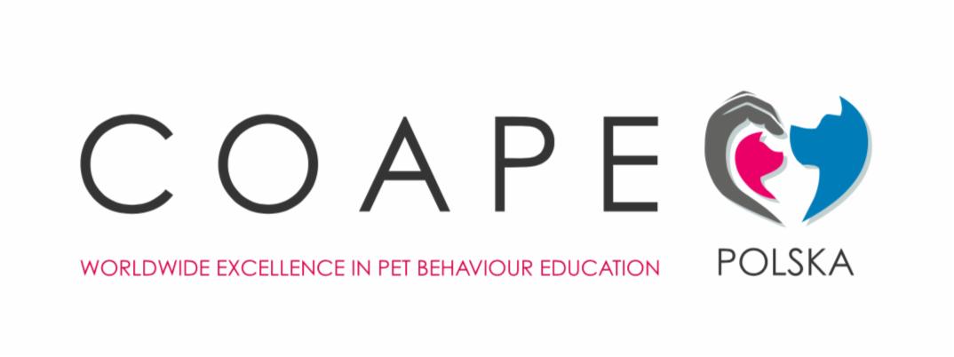 Logo COAPE Polska z hasłem Worldwide Excellence in Pet Behaviour Education, stylizowane sylwetki psa i kota w szaro-różowo-niebieskiej kolorystyce.