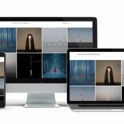 Portfolio fotografa wyświetlane na ekranach laptopa, monitora i smartfona, prezentujące zdjęcia artystyczne, w tym leśne pejzaże i portrety postaci w plenerze.