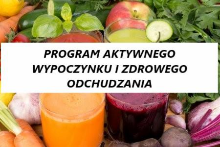 Soki warzywne i owocowe w szklankach, otoczone świeżymi warzywami i owocami, z napisem 'Program Aktywnego Wypoczynku i Zdrowego Odchudzania'.