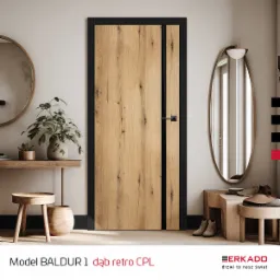 Drzwi wewnętrzne Erkado, model Uno Premium Baldur 1 dąb retro CPL, z czarną ramą i pionowym paskiem, widoczne w aranżacji wnętrza z lustrami i drewnianymi dodatkami.