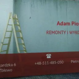 Wizytówka firmy remontowej Adam Piotrowski: Remonty i Wykończenia, z adresem, numerem telefonu i adresem email. W tle grafika przedstawiająca drabinę opartą o ścianę w trakcie malowania.
