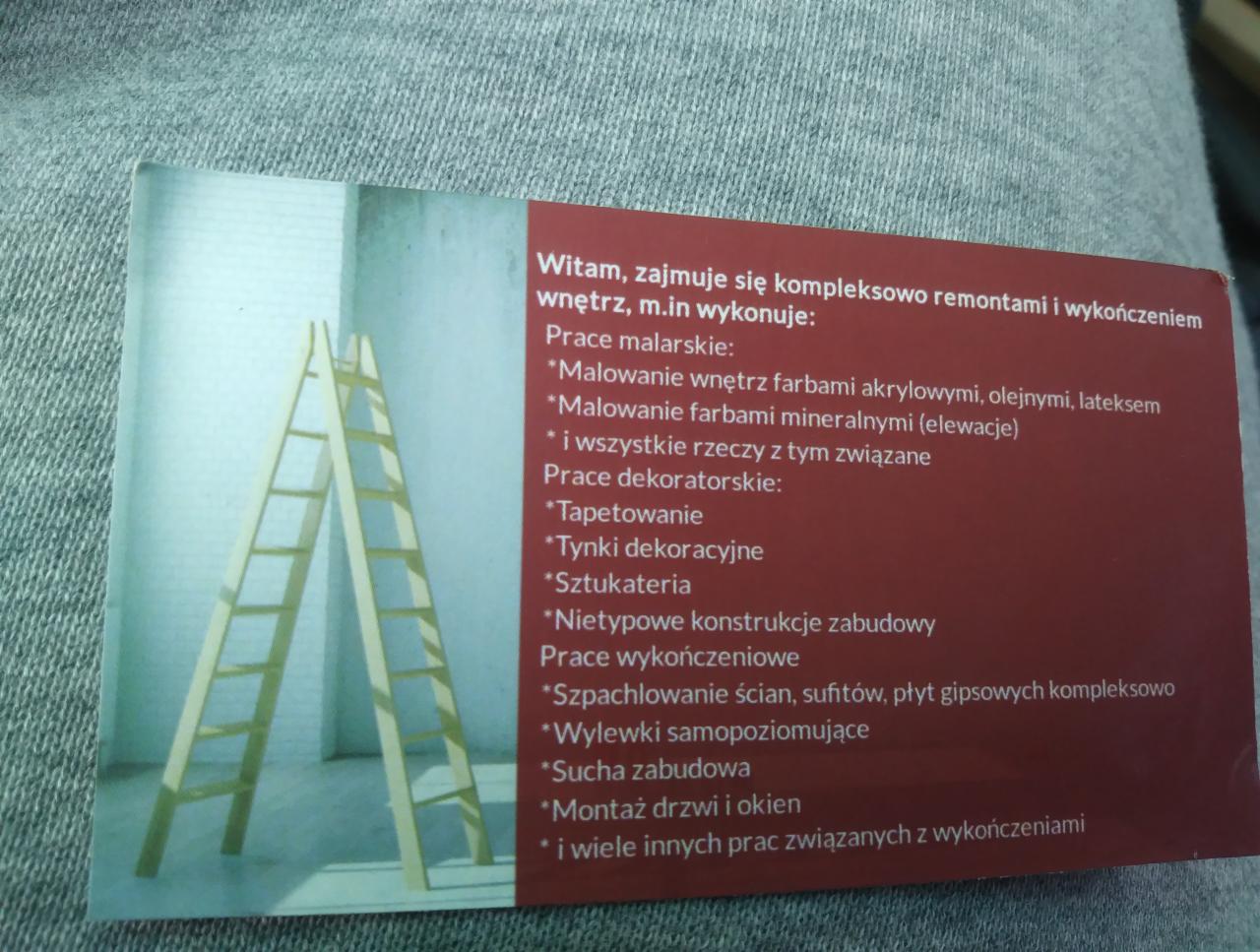 Zdjęcie wizytówki firmy remontowej z listą oferowanych usług, w tle drabina malarska.