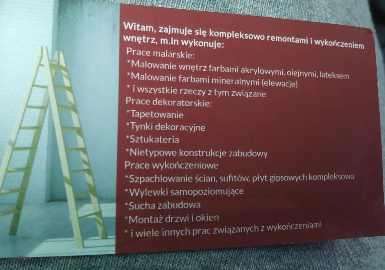 Zdjęcie wizytówki firmy remontowej z listą oferowanych usług, w tle drabina malarska.