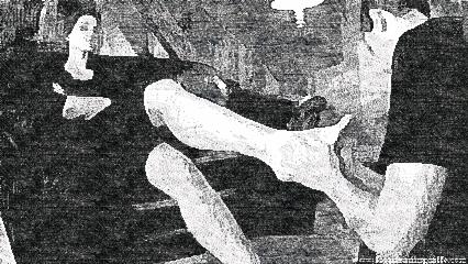 Czarno-białe zdjęcie przedstawia kobietę w ciemnym ubraniu, prawdopodobnie siedzącą, z widocznymi dłońmi i fragmentem nogi osoby leżącej na czymś w rodzaju podwyższenia. Niska jakość obrazu...