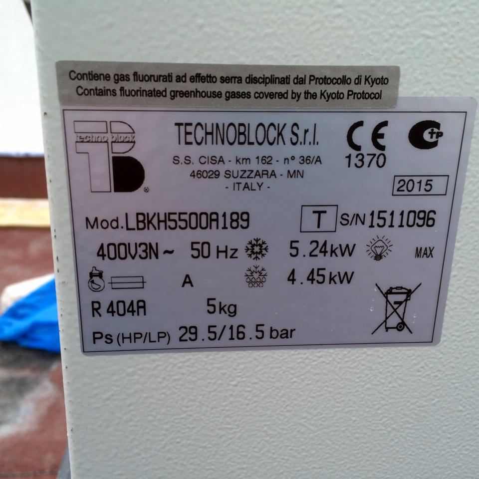 Tabliczka znamionowa agregatu chłodniczego Technoblock S.r.l. z danymi technicznymi, modelem LBKH5500A189, informacją o gazach fluorowanych i zgodności z Protokołem z Kioto.